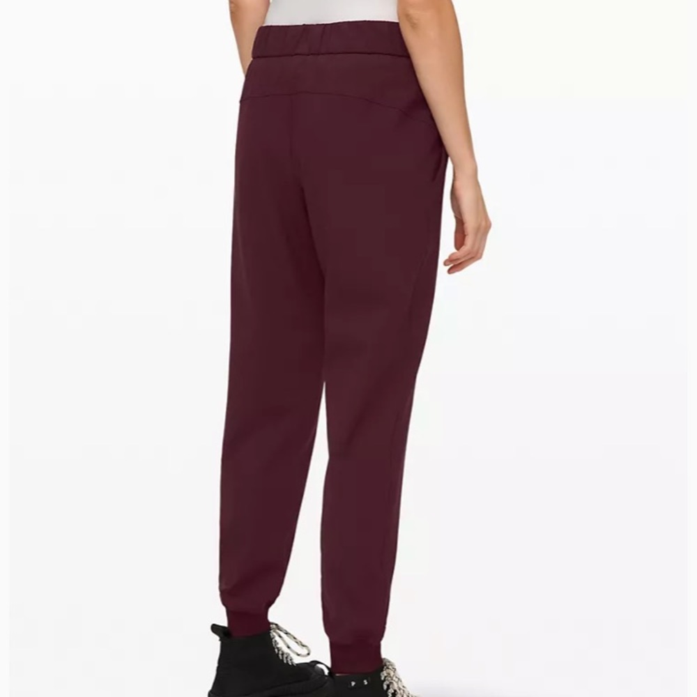 Lululemon On the Fly Joggers 28’ in Cassis 💕